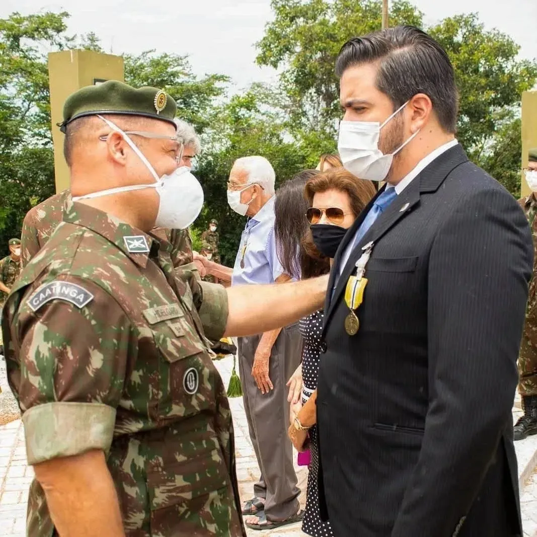 Júlio César Guedes recebendo uma medalha do Exército Brasileiro